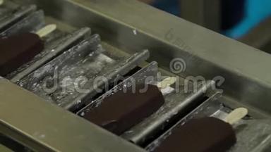 巧克力釉里的冰淇淋。 棍子上的冰淇淋上覆盖着巧克力糖霜。 冰淇淋中的巧克力釉